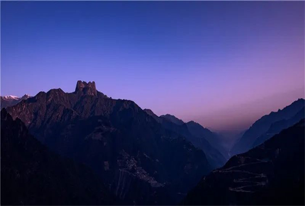 怒江會(huì)議旅游：來福貢觀山看水，聽雨聲